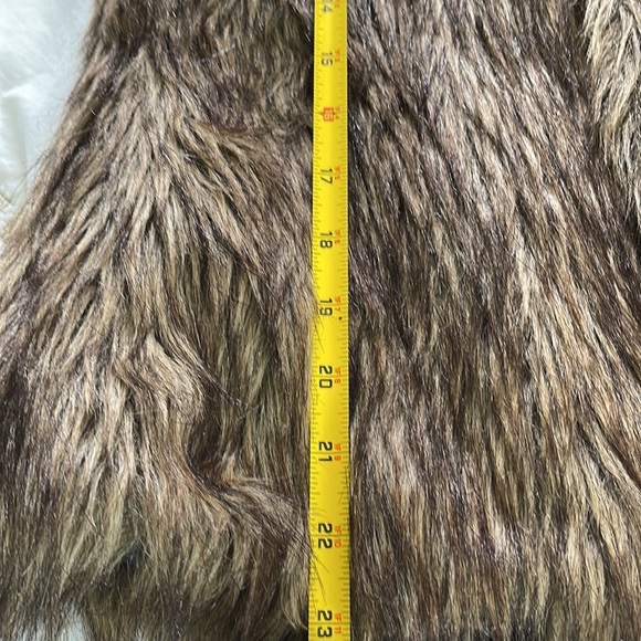 Rue 21 girls brown faux fur vest 40%polyester lining and 100% polyester. - Picture 4 of 9